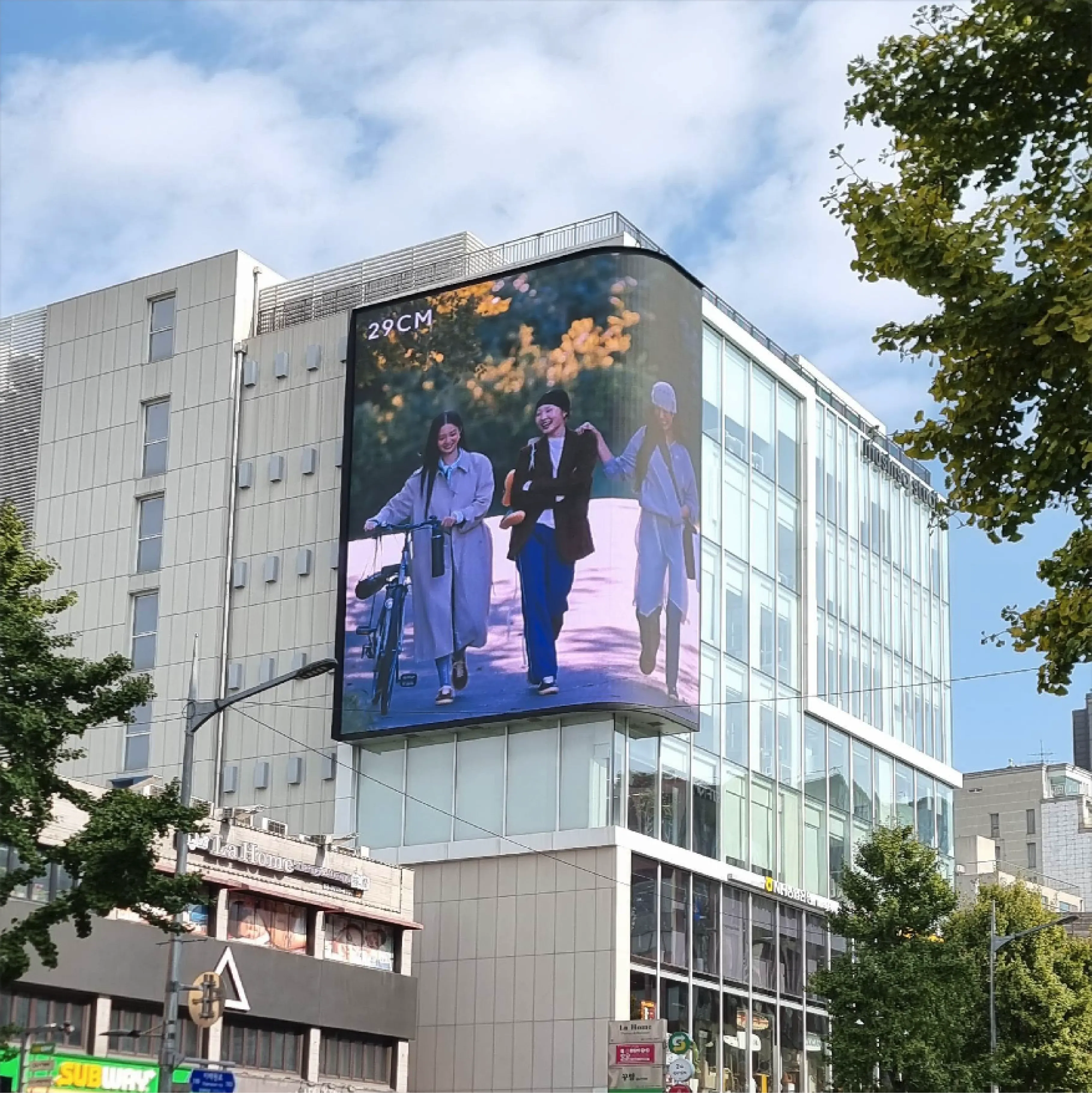 이태원 에비뉴빌딩 전광판 2