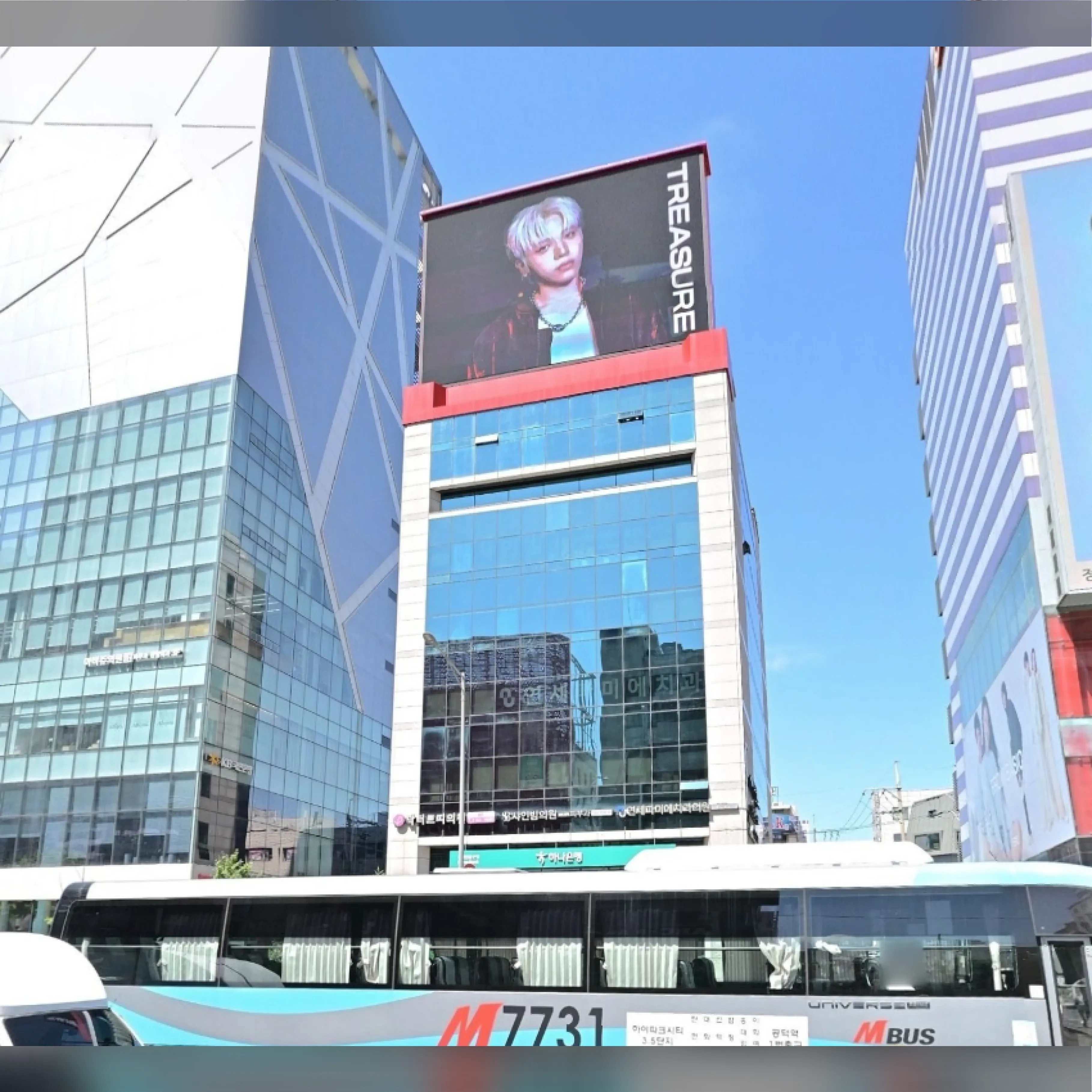 홍대 오토파사드 전광판 3